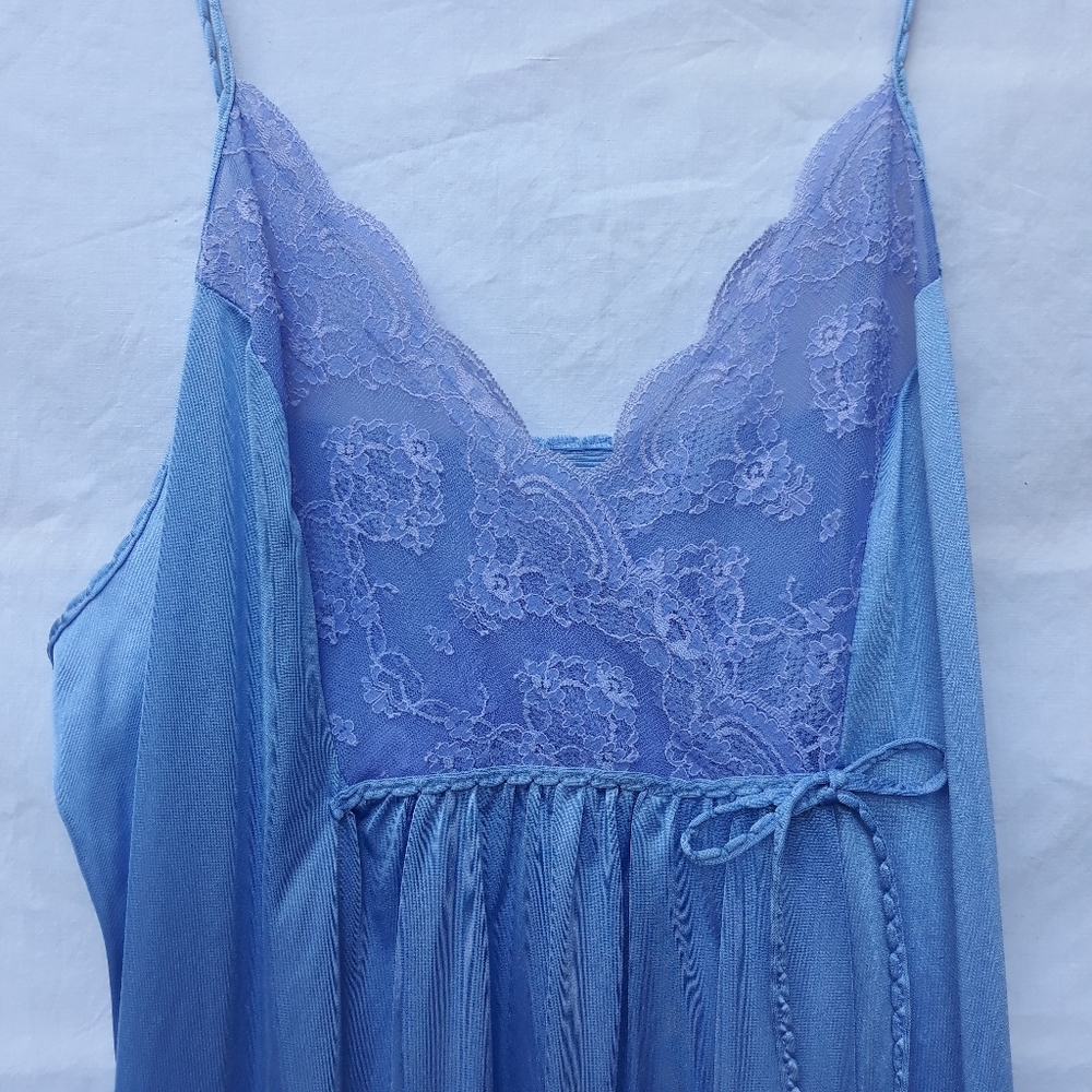 Vintage Gilead nightgown - Picture 2 of 9